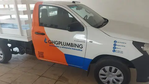 Toyota Hilux de redilas con wrap parcial naranja y azul