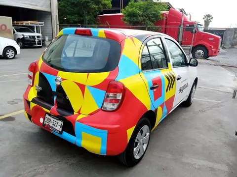 Nissan March con wrap completo de figuras geométricas multicolor