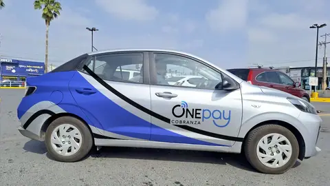 Hyundai plata con gráfico azul y negro de cobranza, vista lateral