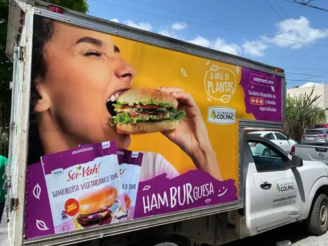 Caja de camión con gráfico de hamburguesa a base de plantas