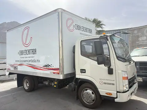 Camión JAC de caja seca rotulado, vista tres cuartos frontal