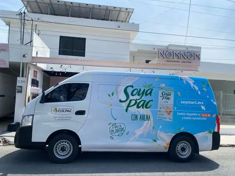 Van Nissan Urvan con wrap parcial y gráfica de producto de avena