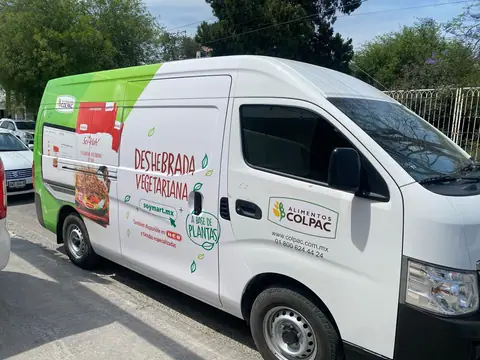 Van Nissan Urvan con gráfica de deshebrada vegetariana