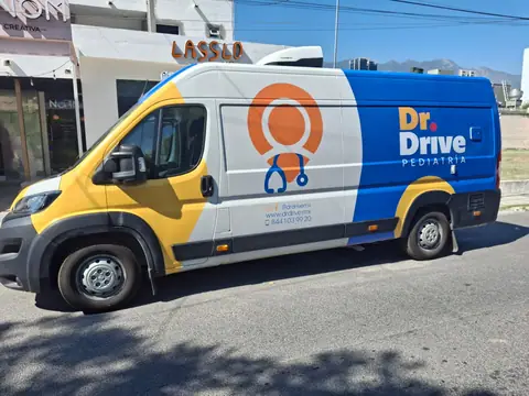Van Peugeot Boxer con wrap azul, amarillo y blanco de pediatría