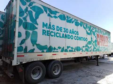 Caja de tráiler con wrap de botellas y lema sobre reciclaje