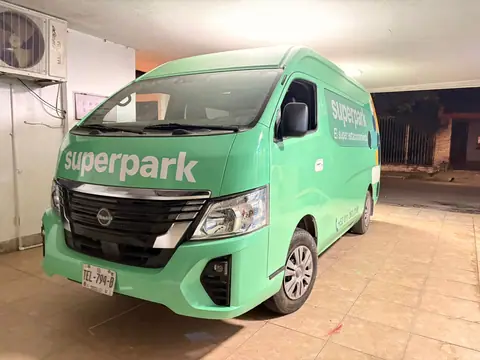 Van Nissan Urvan con wrap verde completo, vista tres cuartos frontal