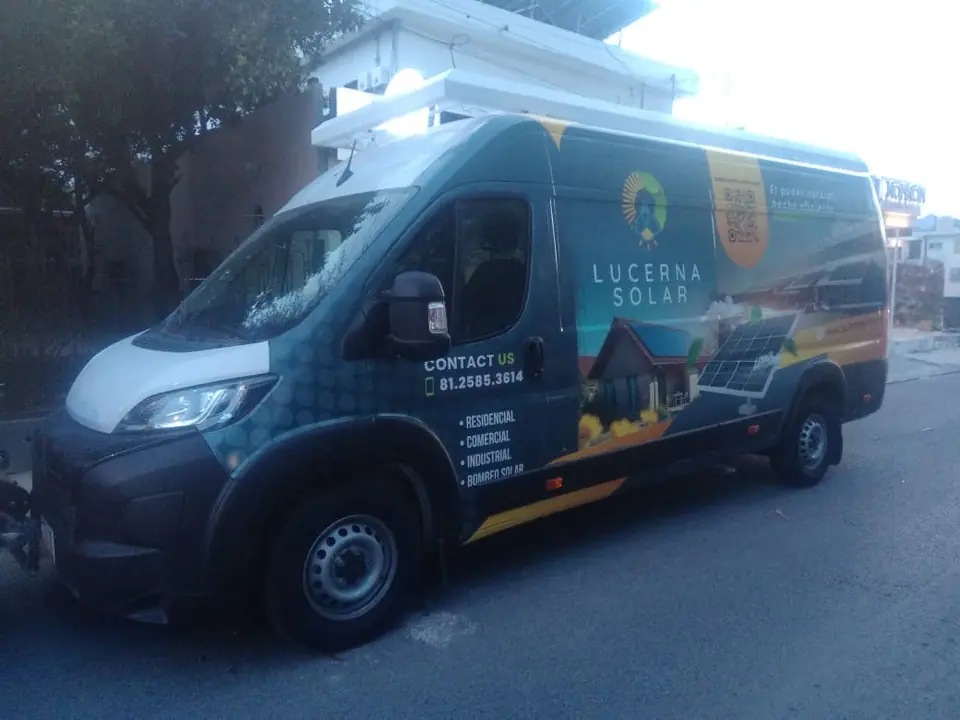 Van Peugeot Boxer con wrap completo de celdas fotovoltaicas y datos de contacto