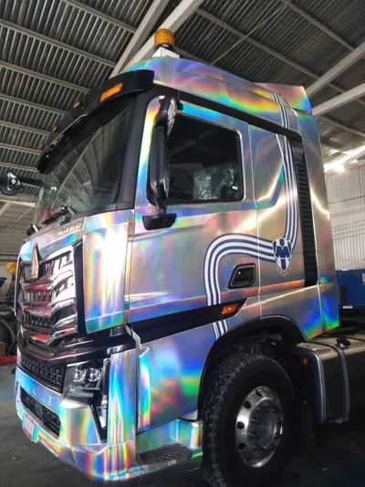 Tractocamión con wrap holográfico