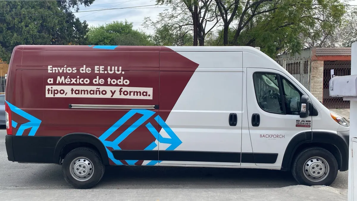 Van de carga con rotulación publicitaria de composición tipográfica sobre todo el costado