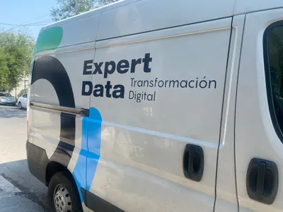 Van de carga con rotulación corporativa