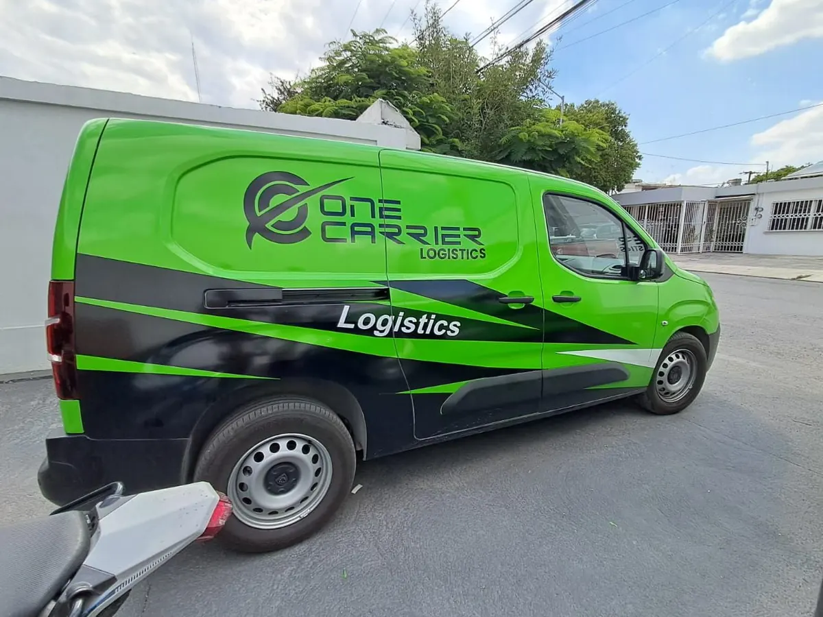 Van de carga con wrap completo de color instalado sobre toda la carrocería