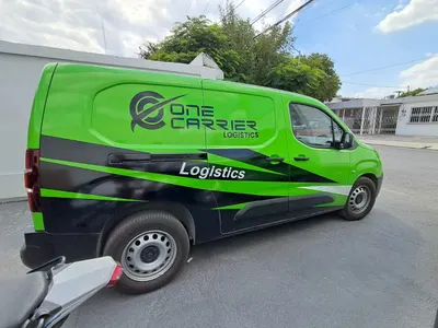 Van de carga rotulada con wrap completo